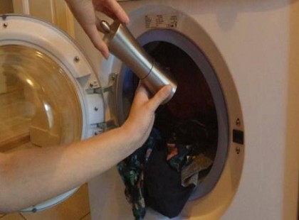 Szomszédom fekete borsot hintett a mosógépébe! Kuncogva kérdeztem az okát, ám mikor elmondta, én is kipróbáltam: