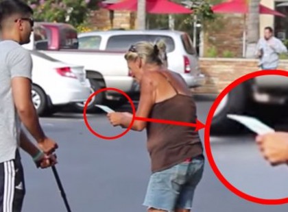 A vak férfi nyertes sorsjeggyel a kezében azt kérdezi a járókelőktől, hogy nyert-e. Megrendítő, hogy milyen válaszokat kap: