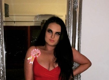 A lány szeretett volna magáról egy olyan képet, ami sok lájkot ér… Ám elkerülte a figyelmét egy VÉRCIKI dolog, ami a tükörben látszik