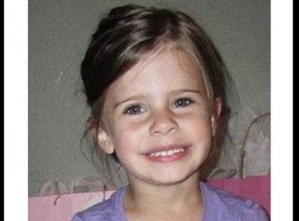 Gyász! A 3 éves kislány nem akarta levenni a kabátját az óvodában, ezért az óvónő lelökte a lépcsőről. A mosoly örökre eltűnt a kislány arcáról…