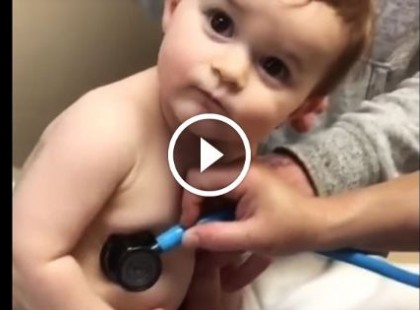 A kisbaba reakciója a nővérke vizsgálatára az internet új sztárjává tette! A kis csirkefogó!