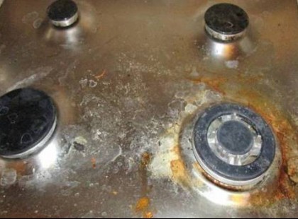 Mindig utáltam tűzhelyet súrolni: Így varázsoltam ragyogóvá NEGYED ÓRA ALATT a fénytelen, zsíros tűzhelyemet, amelyen egy csomó odaégett szennyeződés éktelenkedett