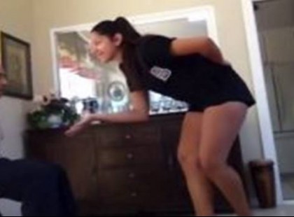 Azt hitte senki nem látja őket, de bekapcsolva maradt a kamera. Ezt tette beteg nagyapjával a fiatal lány (videó)