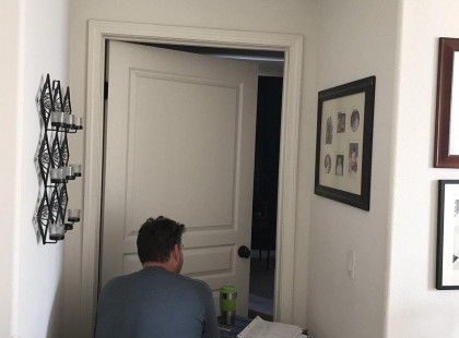 A kislány fotózta le apukáját, ahogy a nyitott ajtón át mered a szobába