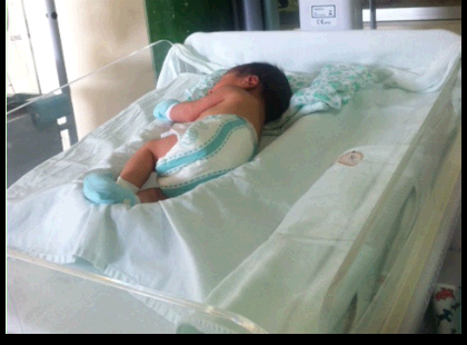 83 éves néni csecsemőt talált a fűben. Amikor az orvosok levetkőztették, szívszorító dolgot találtak