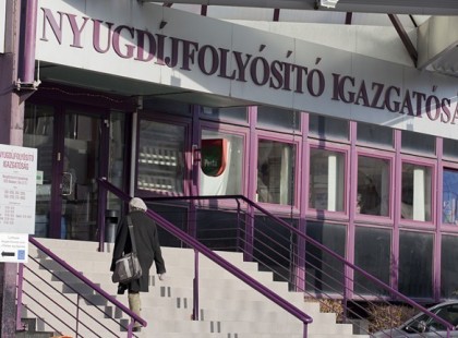 HÁROM ÉVES nyugdíjprémiumot kaphatnak a 65 év felettiek?! Ezzel VÉGRE minden magyar nyugdíjas jól jár! Jelentős összeget kap kézhez, aki elmúlt 65 éves! Íme a tudnivalók és a pontos számok: