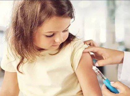 RENDKÍVÜLI HÍR! Az 5 év felettiek is megkaphatják: Még a negyedik hullám előtt olthatják a 12 év alattiakat!