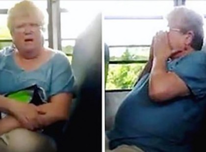 A suttyók addig csúfolták és ócsárolták a nénit a buszon, míg végül elsírta magát. Ám végül megkapták, ami jár