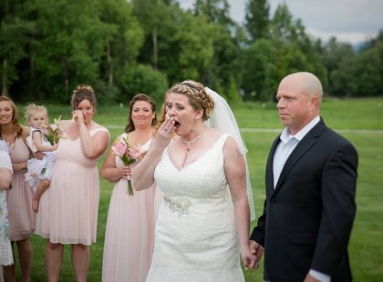 Az esküvőn a menyasszony kitesz egy üres széket balesetben elhunyt fiának. Alig kap levegőt, amikor meglátja, hogy valaki leül a székre: