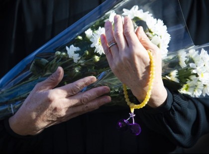 A gyászoló özvegy belesúg a koporsóban fekvő férje fülébe. 2 hónap sem telik bele, és a kórházból keresik zaklatott hangon