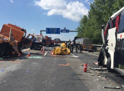 Megrázó helyszíni fotó: Brutális baleset történt az autópályán! Összeütközött egy kamion és egy személyautó! 10 km -es a torlódás!