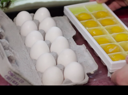 Feltöri a tojásokat és egy jégkocka tartóba rakja őket. Amikor rájöttem hogy miért, az állam leesett!