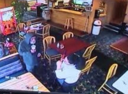 A pincérlány úgy dönt, kiszolgál egy csavargót. Másnap kiderül, hogy nem volt más, mint maga a főnöke!