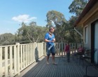 Az anya a férjét és a lányait videózza a teraszon. Aztán valami egészen elképesztő dolgot rögzít a kamerájával. (videó)