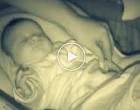 Benéztek alvó kisbabájukhoz: mikor meglátták, szaladtak a kameráért: