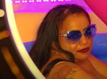 Ledobta a ruháit Varga Irén, percenként ezer ember nézte meg a videót