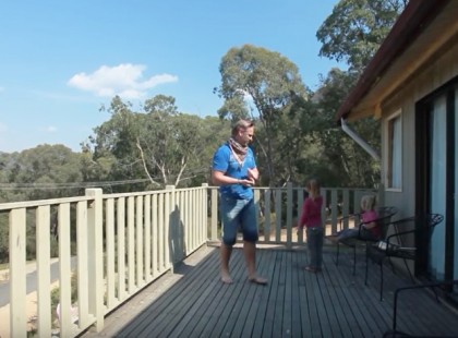 Az anya a férjét és a lányait videózza a teraszon. Aztán valami egészen elképesztő dolgot rögzít a kamerájával. (videó)