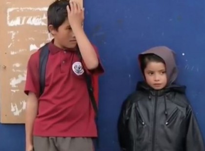 A 4 kisfiú apja meghalt, és az anyjuk is elhagyta őket: a házukhoz kiérkező rendőrök szinte kővé dermedtek az őket fogadó látványtól..