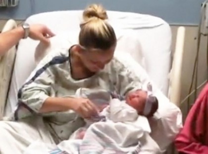 A fiatal nő megszüli a kislányát. Nem sokkal később észre vesz valamit a kisbabán: Amikor rájön, mi az, csak úgy záporoznak a könnyei: