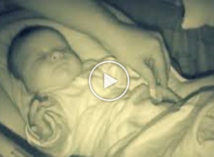 Benéztek alvó kisbabájukhoz: mikor meglátták, szaladtak a kameráért: