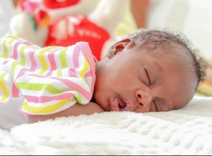 Életet adott egy fekete gyermeknek, pedig a férjével együtt hófehér a bőrük. Ha megtudod hogy az anyuka szerint hogy történhetett, dobsz egy hátast