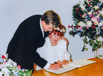 A 17 éves fiú feleségül vette az 51 éves nőt. Nem hiszed el, mióta házasok