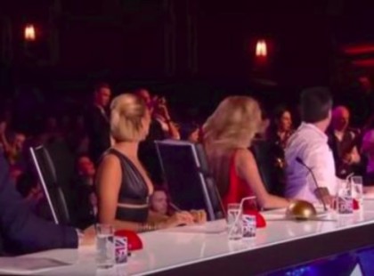 A zsűri fintorog, nem értik, mi történik a színpadon: aztán meghallanak valamit hátulról, és úgy fordulnak meg, mint a villám