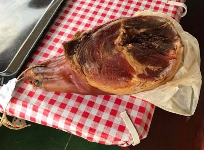 Holnapra Csülkös bablevest akartam csinálni…VETTÜNK egy nagyon guszta sonkát hozzá..AHOGY HAZA ÉRTÜNK JÖTT A MEGLEPETÉS A BELSEJÉBEN