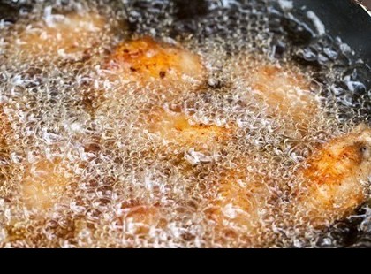 Nagymamám minden használat előtt almagerezdeket dobott a sütőolajba. Okkal tette, és milyen igaza volt!