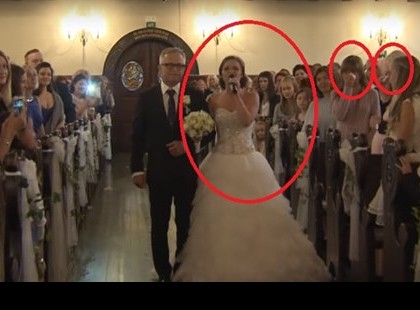 Az apa elindul a menyasszonnyal az oltárhoz. A menyasszony azonban egy csapásra felemeli a kezét, és valamit tart benne