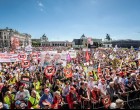 Drámai a helyzet, brutális tömeg tüntet Bécsben a kötelező oltás ellen. Maszk nélkül vonul az 100 ezer ember
