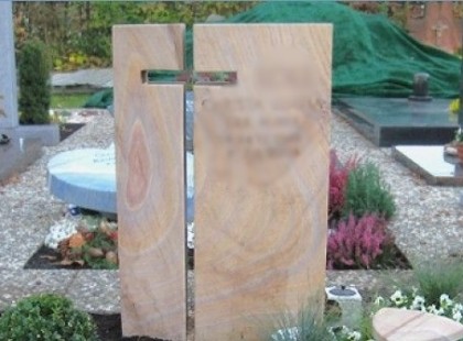 A temetőben egy sír rendezése közben ráleltem egy sírfeliratra, amit azóta sem tudok elfelejteni