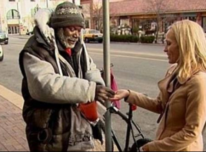 Minden apróját a koldusnak adja. Hazaérve rájön, hogy másnak is nyoma veszett a pénztárcájából