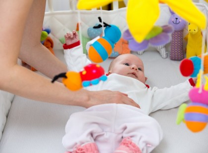 Az anyuka így altatta el a gyerekét, aki bele is halt. Hogy gondolhatta, hogy ez jó ötlet?