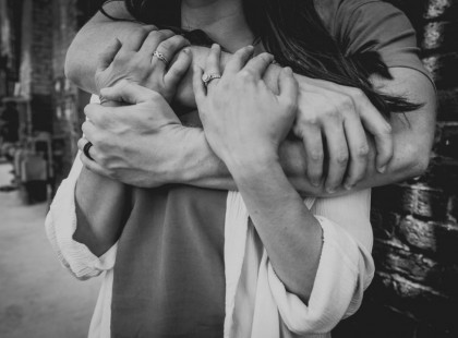 Hétéves házasok voltunk Tamással, amikor éreztem, valami megváltozott köztünk. Későn járt haza, gyakran a hétvégéket is az irodában töltötte, hangulatváltozásai megviseltek engem és a lányunkat is. Tudtam, hogy van valakije, de nem éreztem magam elég erősnek egy mindent tisztázó beszélgetéshez.