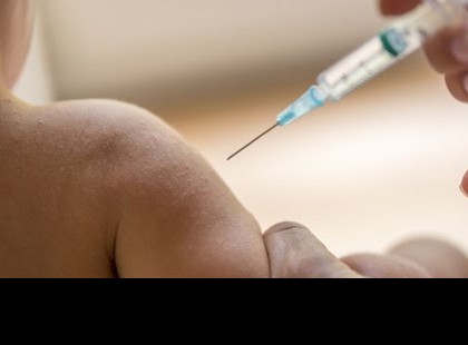 JÖN A 2 ÉVESEK OLTÁSA: Ebben az országban elkezdték oltani a két éveseket