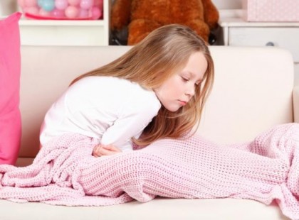 Amikor a tanár beviszi a hasfájásra panaszkodó kislányt a kórházba, az orvosok nem hiszik el, amit az ultrahangon látnak!