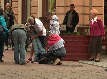 Vidáman sétáltunk amikor egyszercsak összeesett anyukám. Ami ezután történt azt mindenkinek tudnia kell