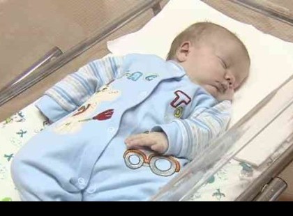 A kisbabát egy kartondobozban kitették a téli fagyba. Ám a kóbor macska rögtön tudta, mit kell tennie: