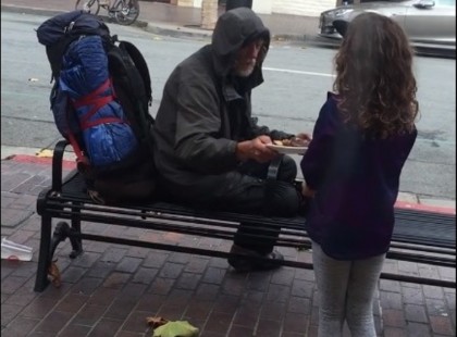 A kislány a koldusnak ajándékozza az ebédjét. 3 nap múlva az apukáját remegő hangon hívják telefonon