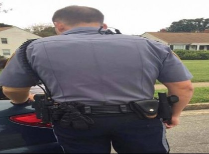 Ez a rendőr arra kérte az asszonyt, hogy nyissa fel a csomagtartóját – amit a kamera felvett, az futótűzként terjed az interneten