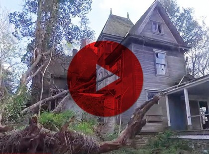 A férfi erdőben sétálva bukkant az elhagyatott házra… Földbe gyökerezett a lába, amikor meglátta, mit rejt belülről (videó)