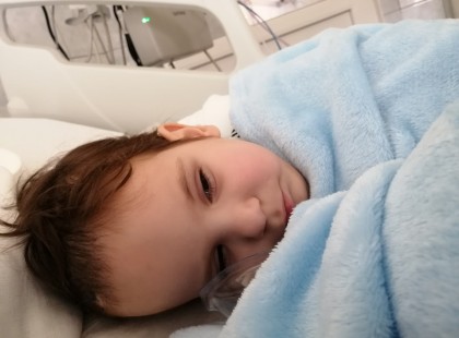 Bekerült a Tábitha házba a kis csöpp Konor..az utolsó napjait tölti itt, hiába küzdött hősiesen, a betegség legyőzte őt..