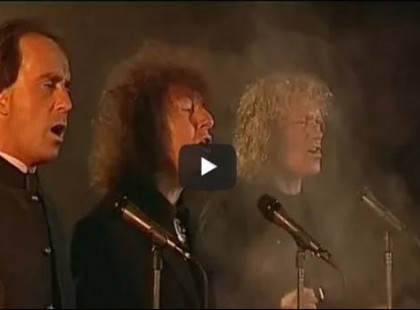 Borzongatóan gyönyörű, csak a magyarok tudják és értik miről szól ez a dal!