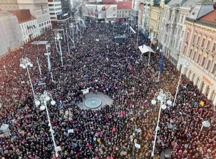 Drámai a helyzet, brutális tömeg tüntet Horvátországban a kötelező oltás ellen. Maszk nélkül vonul az 100 ezer ember