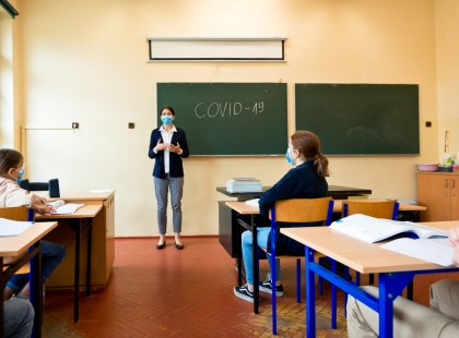 A fiam osztályában találtak egy kovidos gyereket, lezárták az egész osztályt..De 15 perc múlva döbbenetes dolog történt