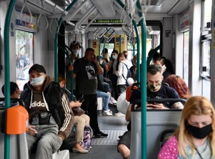 Védettségi igazolványhoz köthetik a tömegközlekedési eszközök használatát