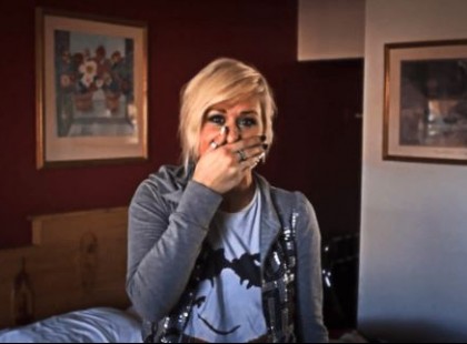 A szobaasszony mit sem sejtve be akar ágyazni. Ekkor feltűnik neki valami, és levegőért kezd kapkodni: