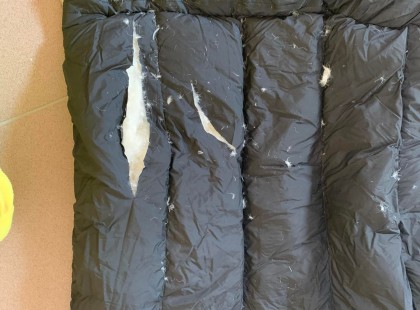 Figyelem!Riasztás!Deák téren pengével vagdossák szét a járókelők kabátját !