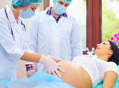 Ittasan végzett császármetszést az orvos – Az anya és a baba is életét vesztette